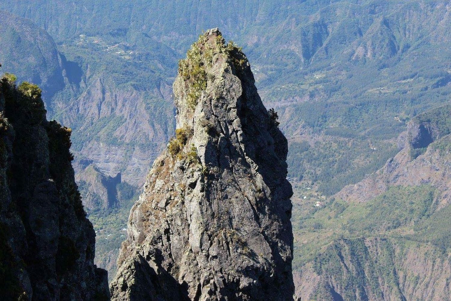 Image représentant une montagne pendant un hiver austral à la réunion